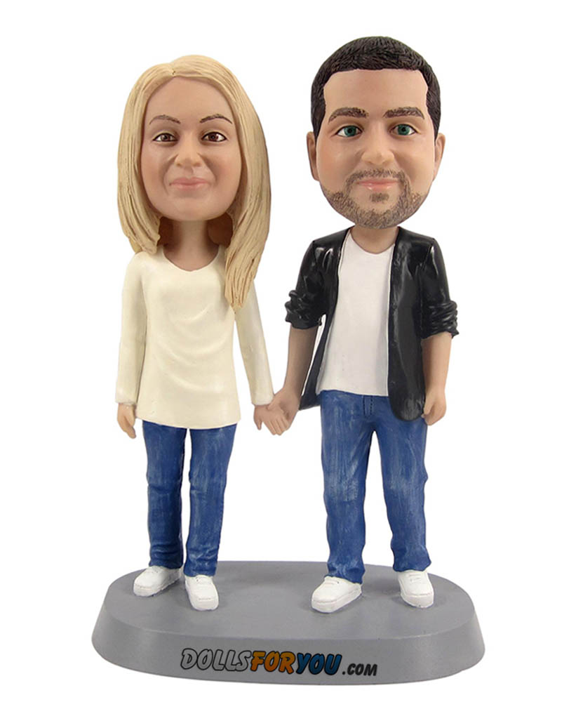 couple bobbleheads in love hand in hand D010