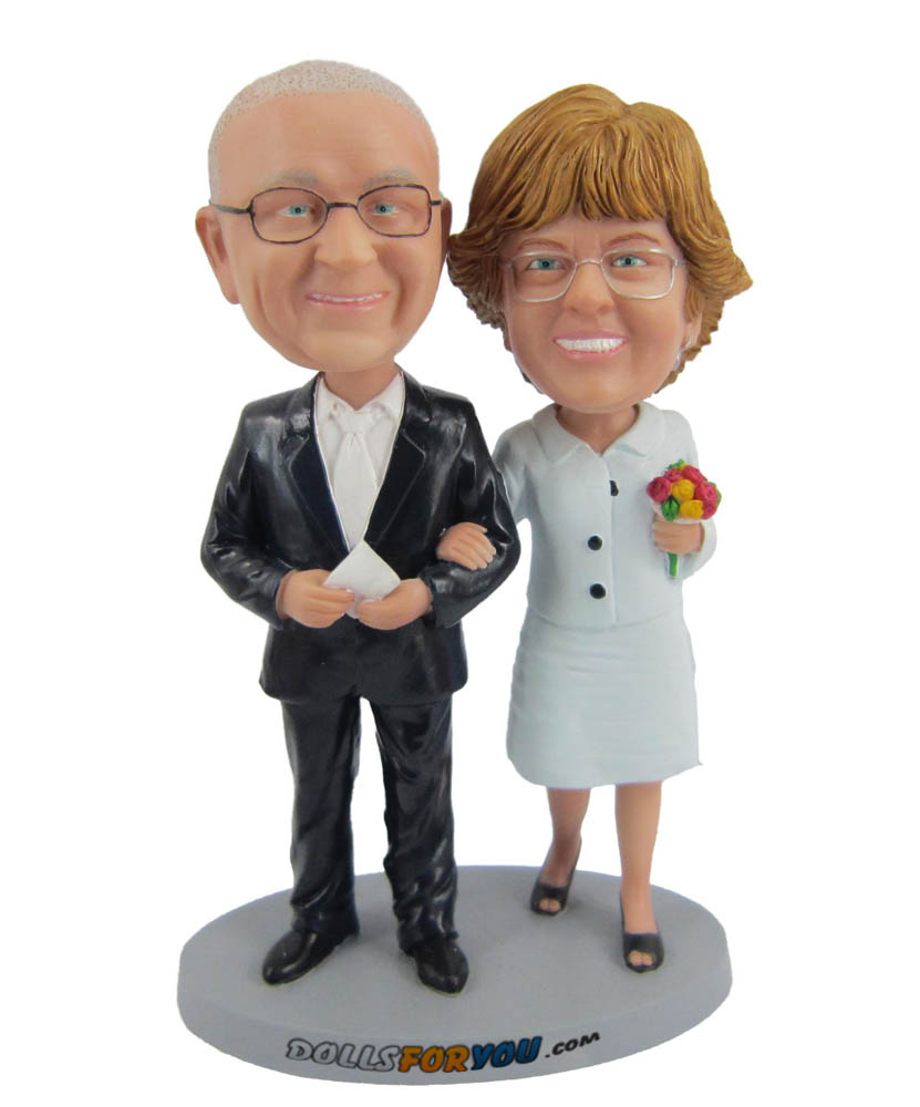 couple arm in arm bobblehead figures D012