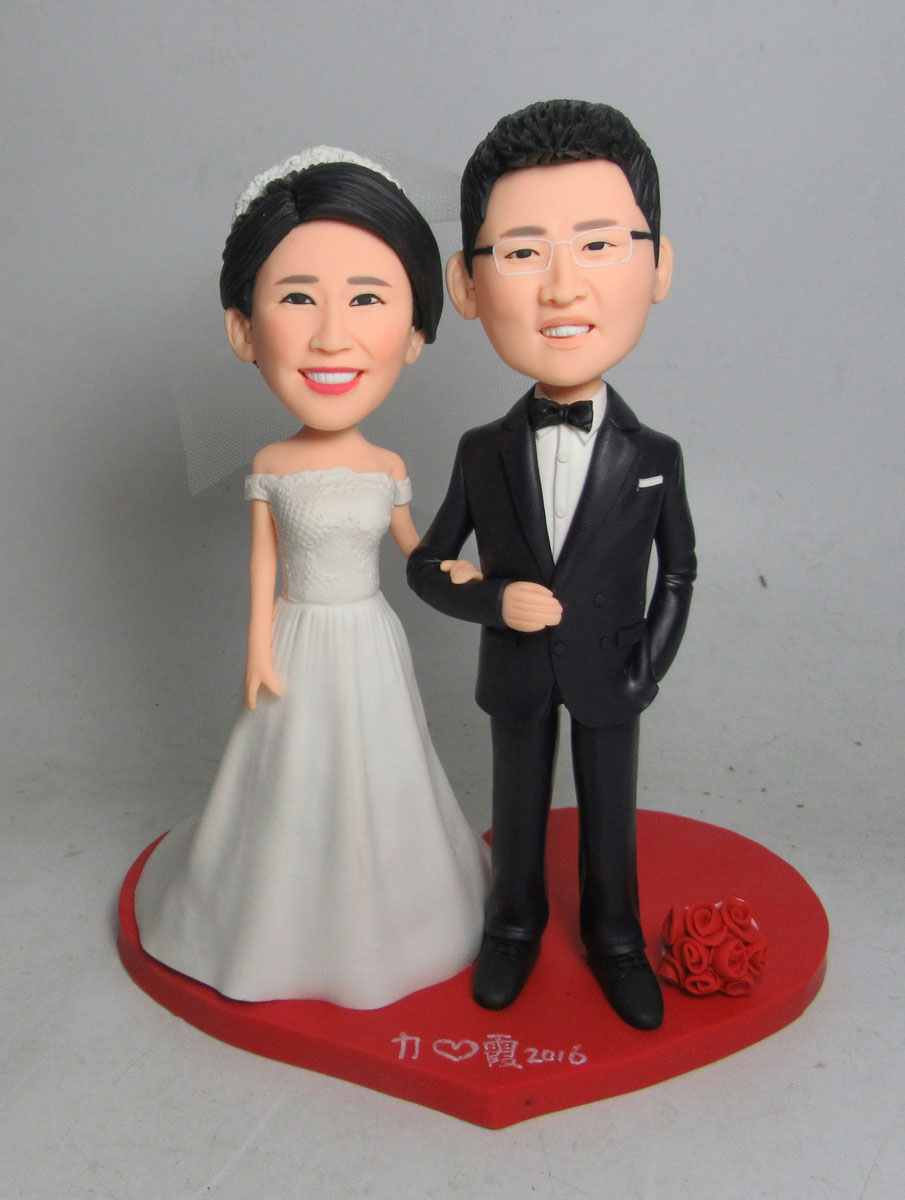 Wedding bobbleheads are also come in ready made forms or in custom shapes and sizes depending on the requirement.