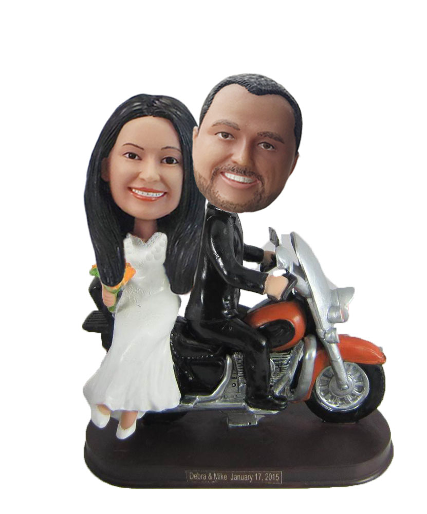 Couple in motor car wedding topper W892